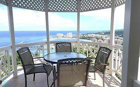 Oceanbreeze Jamaica Penthouse, 7-Minute Walk To Beach