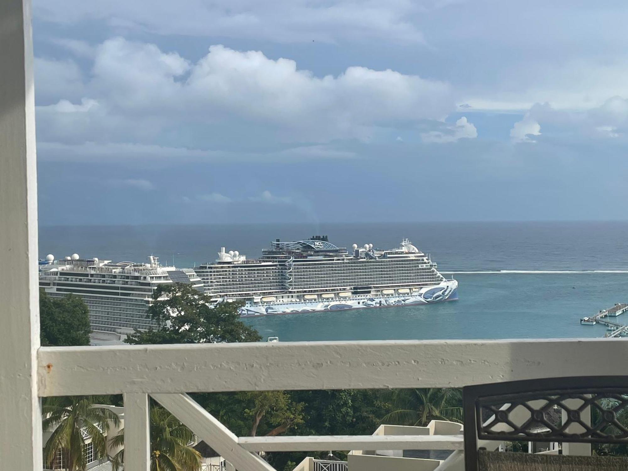 Oceanbreeze Jamaica Penthouse, 7-Minute Walk To Beach Ocho Rios Exterior photo