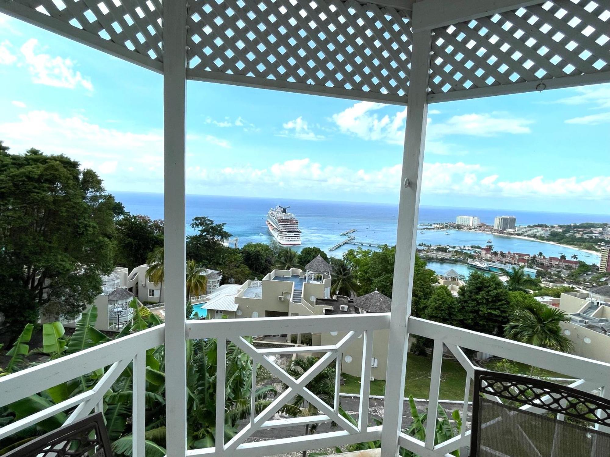 Oceanbreeze Jamaica Penthouse, 7-Minute Walk To Beach Ocho Rios Exterior photo