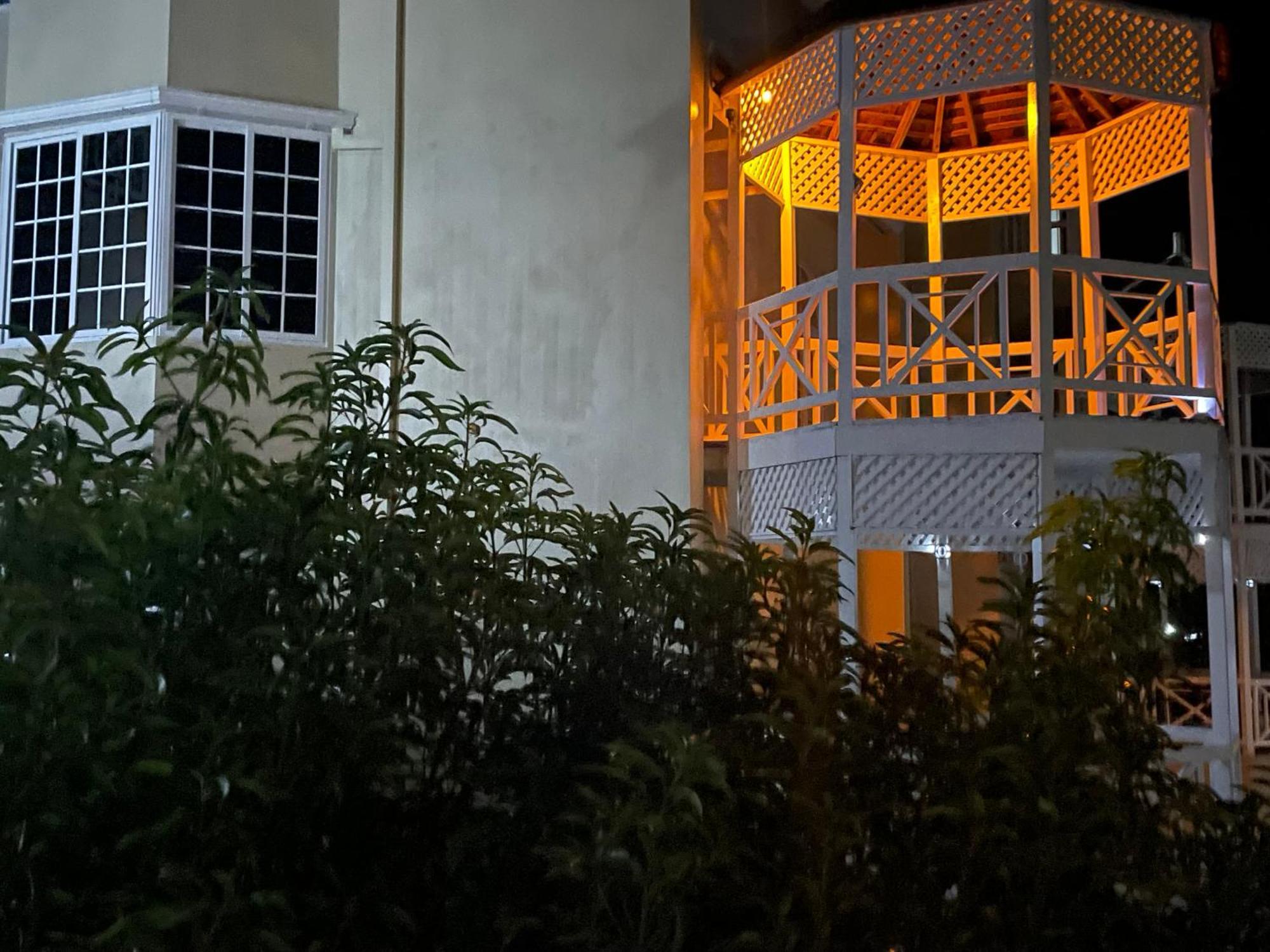 Oceanbreeze Jamaica Penthouse, 7-Minute Walk To Beach Ocho Rios Exterior photo