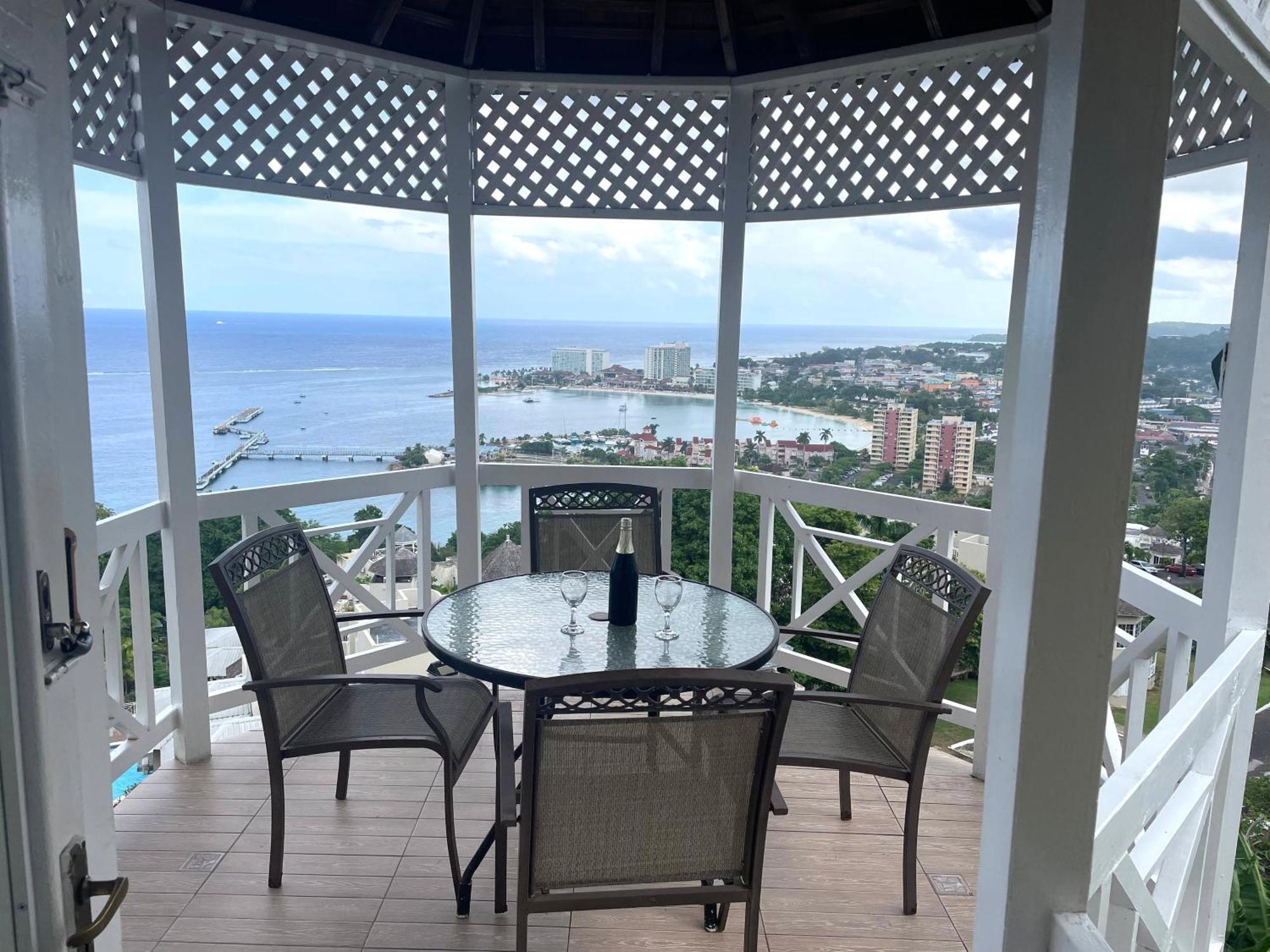 Oceanbreeze Jamaica Penthouse, 7-Minute Walk To Beach Ocho Rios Exterior photo