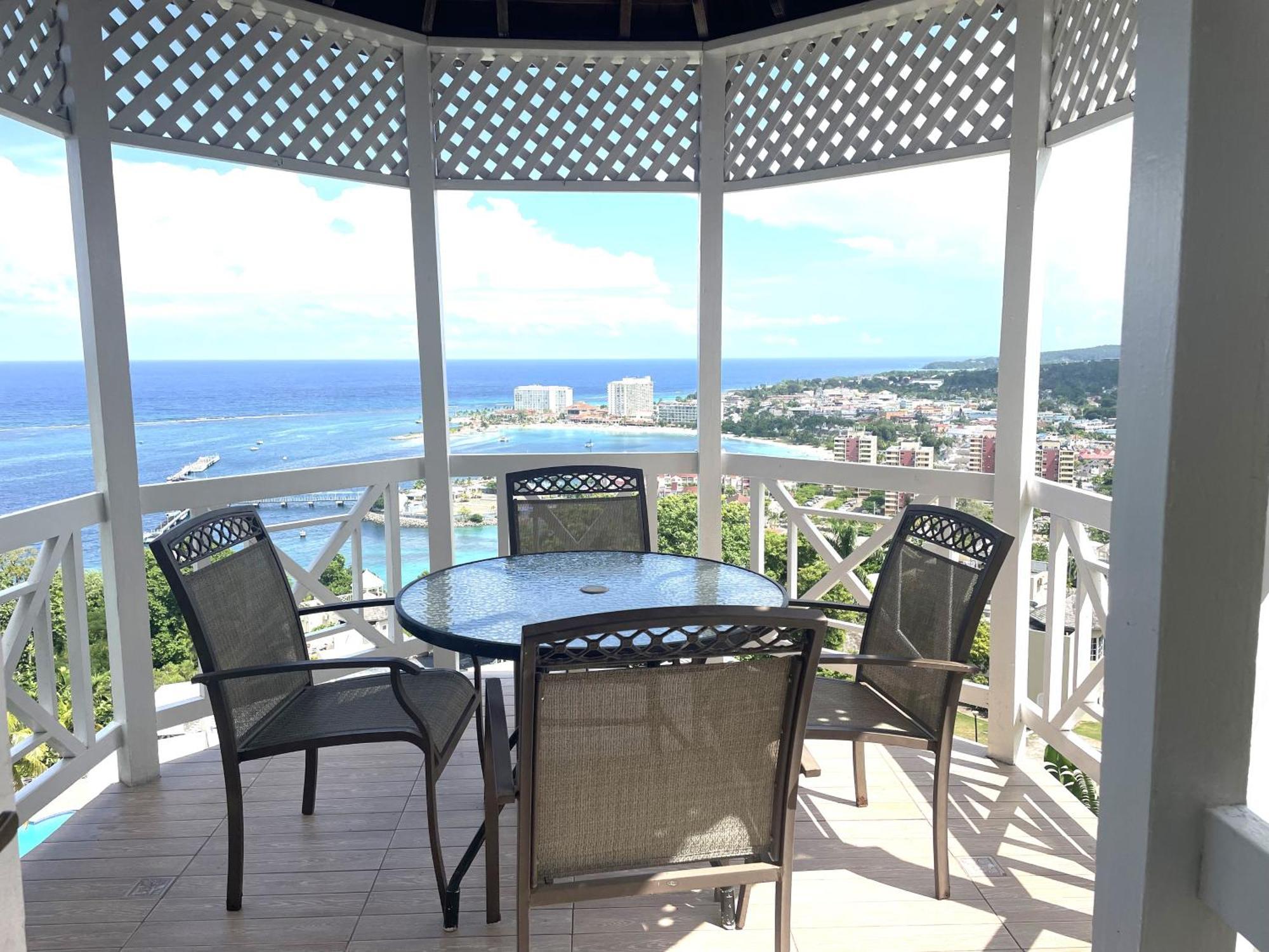 Oceanbreeze Jamaica Penthouse, 7-Minute Walk To Beach Ocho Rios Exterior photo