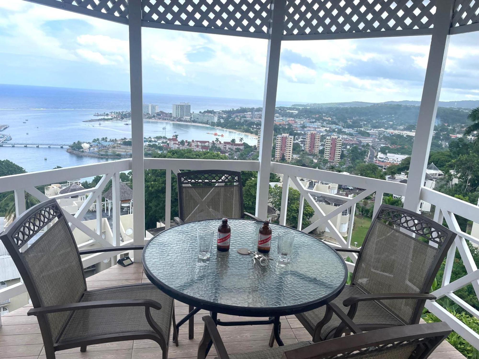 Oceanbreeze Jamaica Penthouse, 7-Minute Walk To Beach Ocho Rios Exterior photo