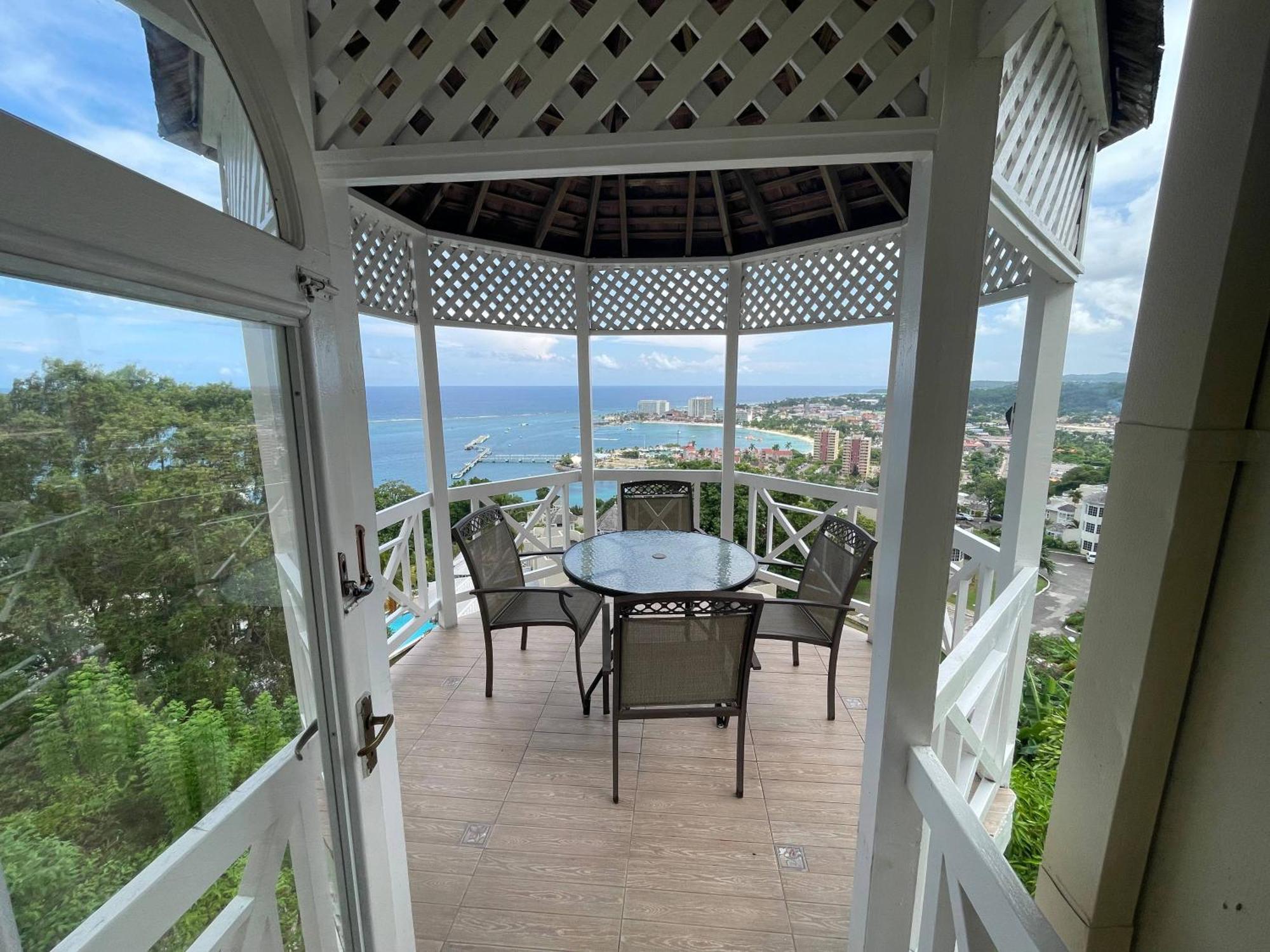Oceanbreeze Jamaica Penthouse, 7-Minute Walk To Beach Ocho Rios Exterior photo