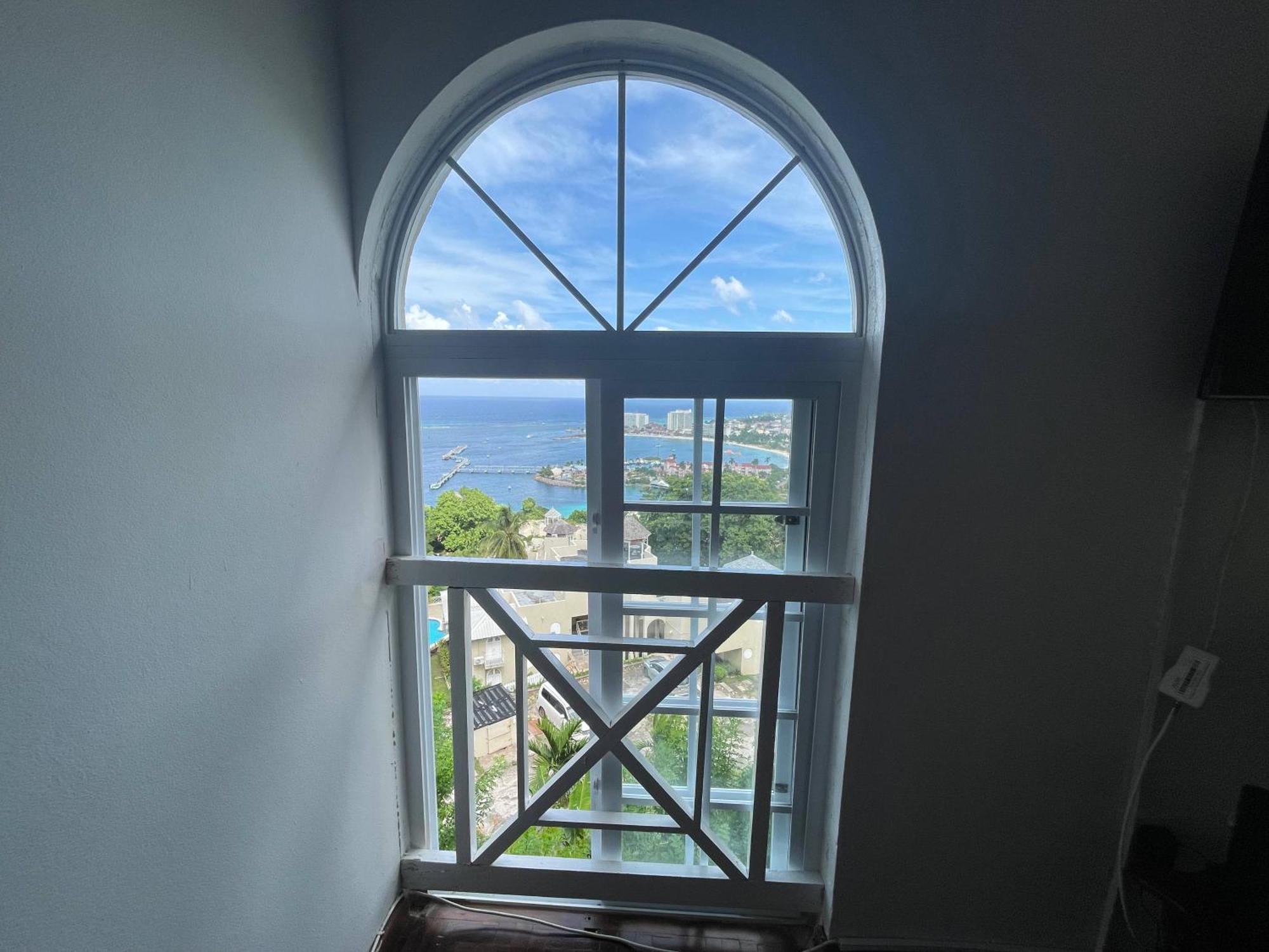 Oceanbreeze Jamaica Penthouse, 7-Minute Walk To Beach Ocho Rios Exterior photo