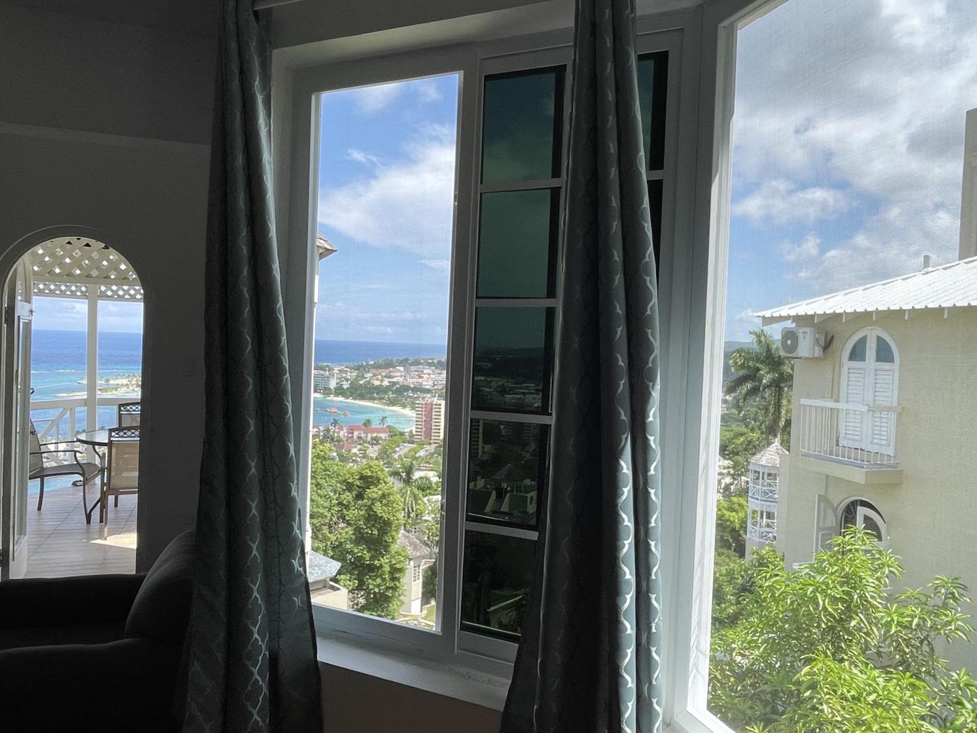 Oceanbreeze Jamaica Penthouse, 7-Minute Walk To Beach Ocho Rios Exterior photo