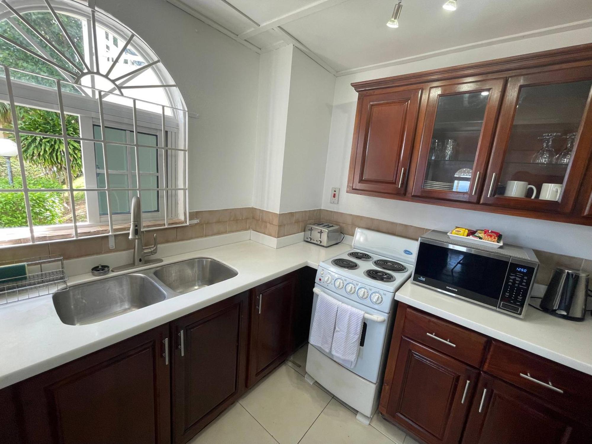 Oceanbreeze Jamaica Penthouse, 7-Minute Walk To Beach Ocho Rios Exterior photo