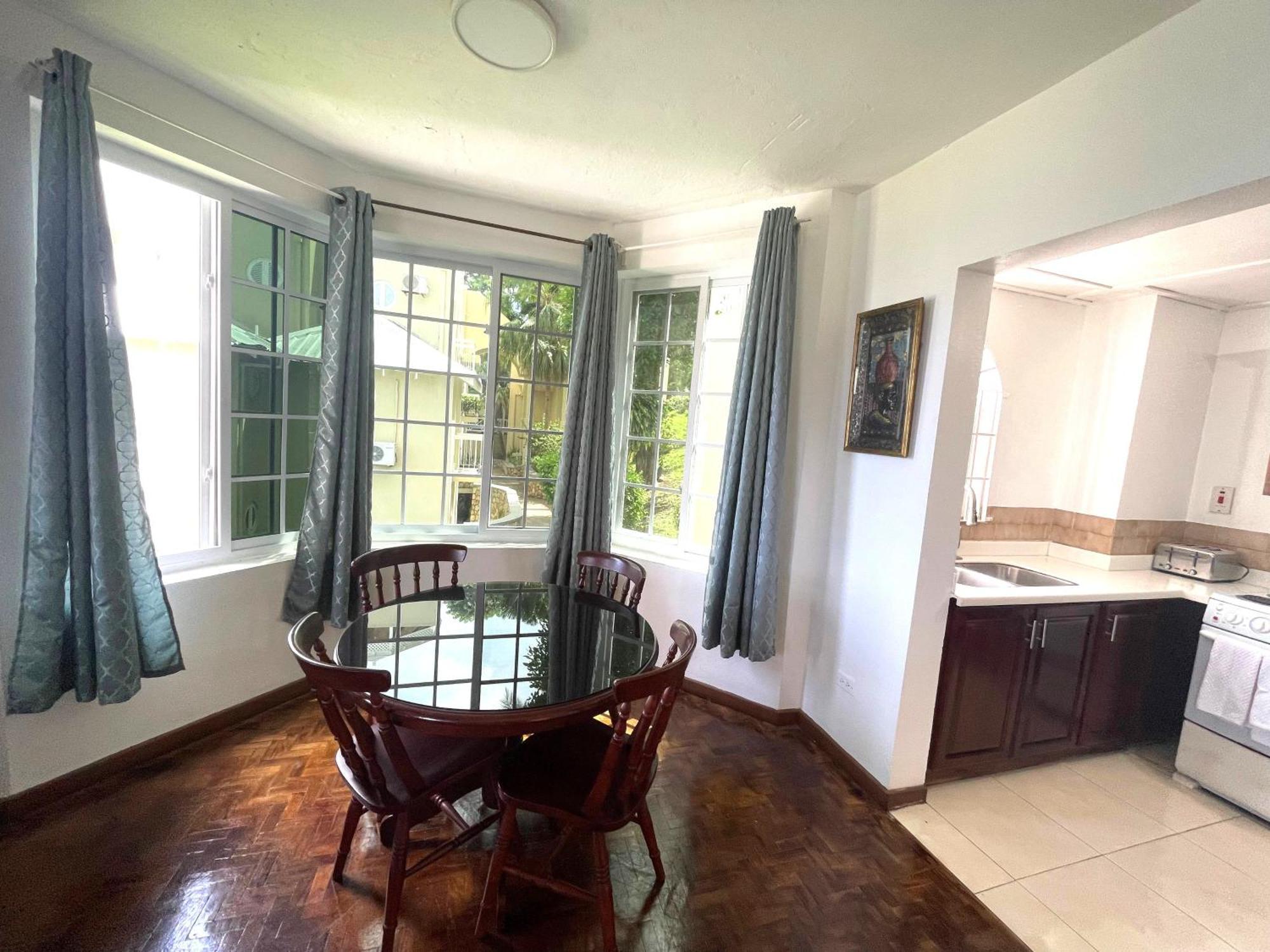 Oceanbreeze Jamaica Penthouse, 7-Minute Walk To Beach Ocho Rios Exterior photo