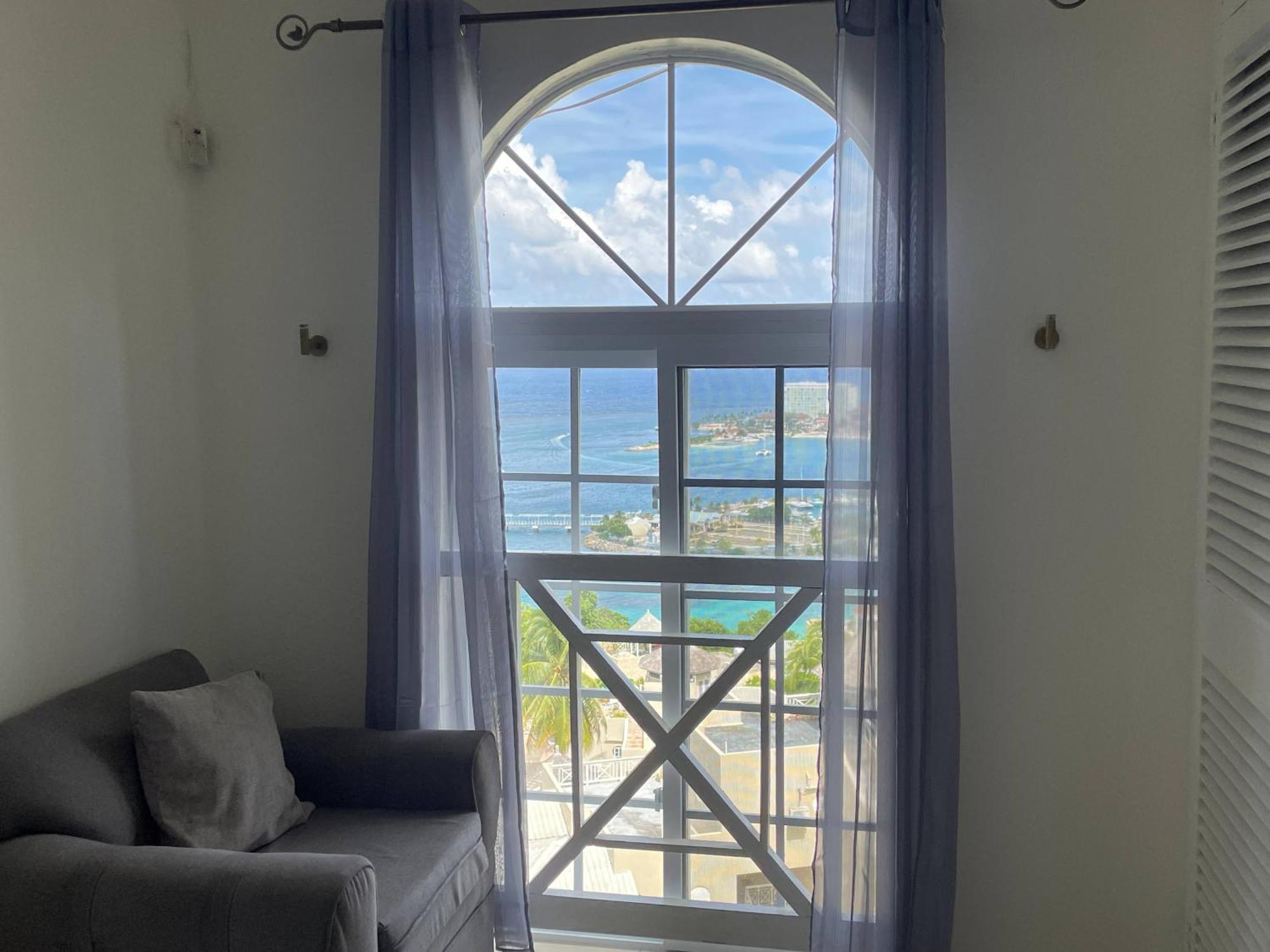 Oceanbreeze Jamaica Penthouse, 7-Minute Walk To Beach Ocho Rios Exterior photo