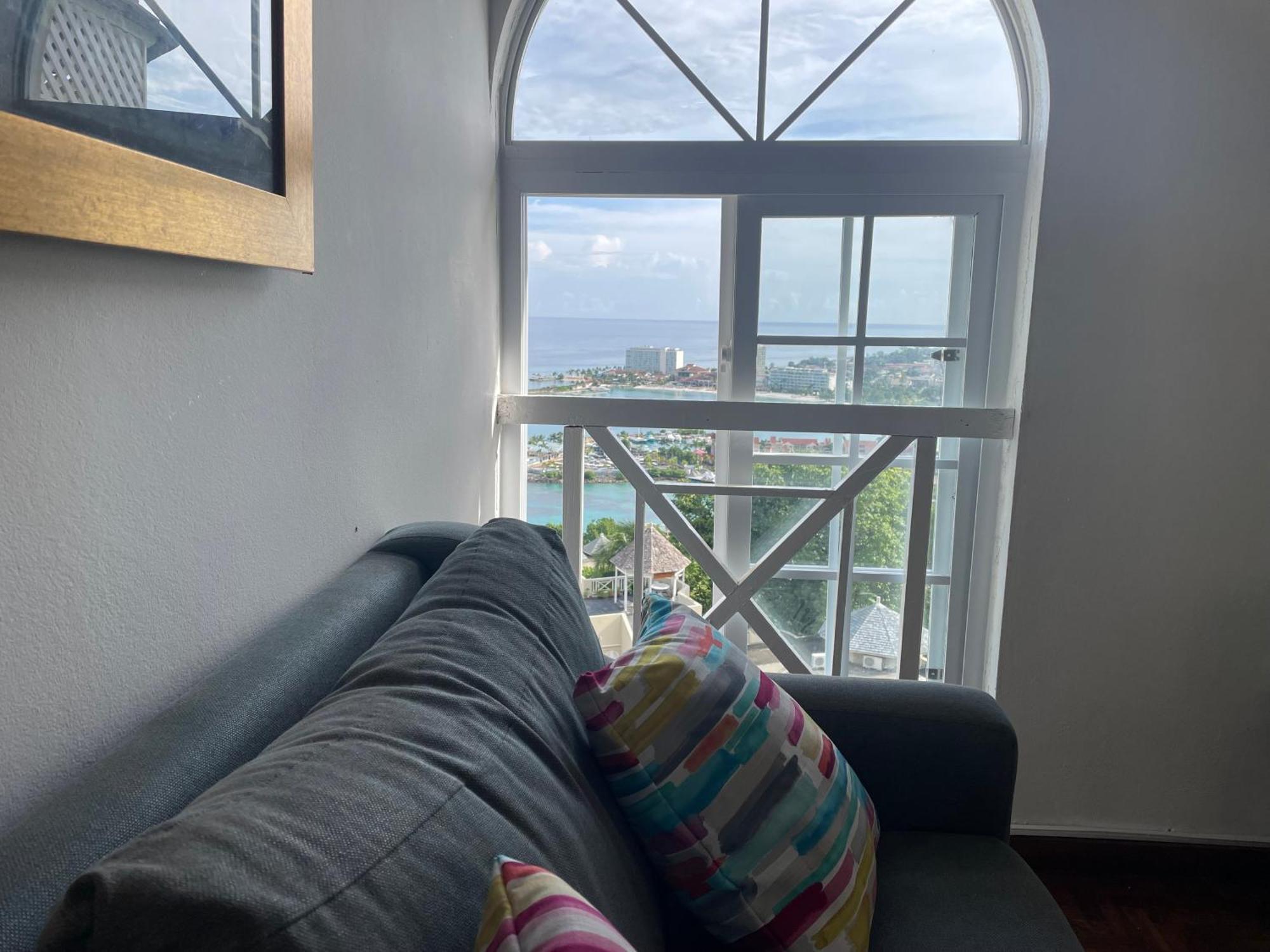 Oceanbreeze Jamaica Penthouse, 7-Minute Walk To Beach Ocho Rios Exterior photo
